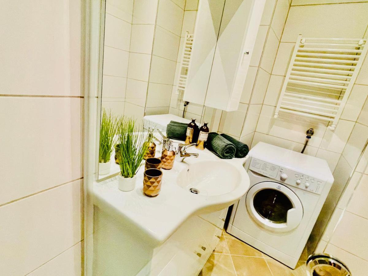 Colorful & Quiet Apartment In Beautiful Viennese Building Esterno foto